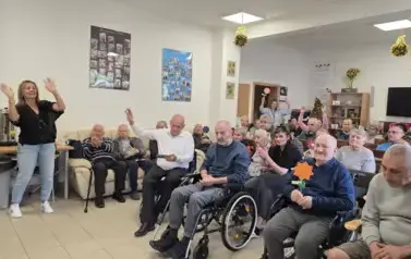 Uczniowie Szkoły Podstawowej w Niebieszczanach z wizytą w sanockim "CARITAS" z oakzji Międzynarodowego Dnia Os&oacute;b Starszych 2