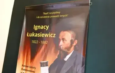 15 lat z Patronem oraz pasowanie na ucznia &ndash; wyjątkowa uroczystość w Szkole Podstawowej im. Ignacego Łukasiewicza w Pakosz&oacute;wce 1