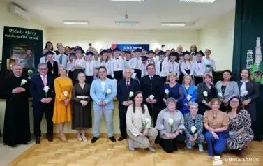 15 lat z Patronem oraz pasowanie na ucznia &ndash; wyjątkowa uroczystość w Szkole Podstawowej im. Ignacego Łukasiewicza w Pakosz&oacute;wce 5