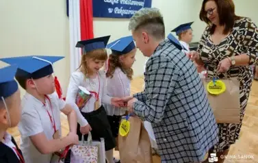 15 lat z Patronem oraz pasowanie na ucznia &ndash; wyjątkowa uroczystość w Szkole Podstawowej im. Ignacego Łukasiewicza w Pakosz&oacute;wce 6
