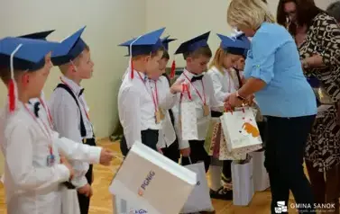 15 lat z Patronem oraz pasowanie na ucznia &ndash; wyjątkowa uroczystość w Szkole Podstawowej im. Ignacego Łukasiewicza w Pakosz&oacute;wce 7