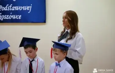 15 lat z Patronem oraz pasowanie na ucznia &ndash; wyjątkowa uroczystość w Szkole Podstawowej im. Ignacego Łukasiewicza w Pakosz&oacute;wce 13