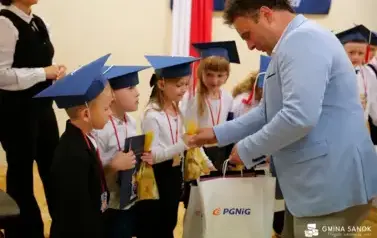 15 lat z Patronem oraz pasowanie na ucznia &ndash; wyjątkowa uroczystość w Szkole Podstawowej im. Ignacego Łukasiewicza w Pakosz&oacute;wce 17