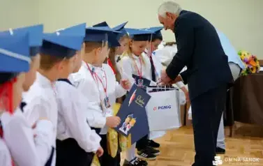 15 lat z Patronem oraz pasowanie na ucznia &ndash; wyjątkowa uroczystość w Szkole Podstawowej im. Ignacego Łukasiewicza w Pakosz&oacute;wce 18