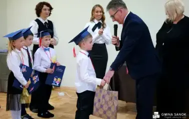 15 lat z Patronem oraz pasowanie na ucznia &ndash; wyjątkowa uroczystość w Szkole Podstawowej im. Ignacego Łukasiewicza w Pakosz&oacute;wce 20