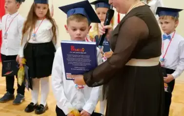 15 lat z Patronem oraz pasowanie na ucznia &ndash; wyjątkowa uroczystość w Szkole Podstawowej im. Ignacego Łukasiewicza w Pakosz&oacute;wce 24