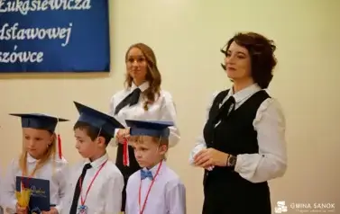 15 lat z Patronem oraz pasowanie na ucznia &ndash; wyjątkowa uroczystość w Szkole Podstawowej im. Ignacego Łukasiewicza w Pakosz&oacute;wce 25
