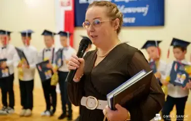 15 lat z Patronem oraz pasowanie na ucznia &ndash; wyjątkowa uroczystość w Szkole Podstawowej im. Ignacego Łukasiewicza w Pakosz&oacute;wce 27