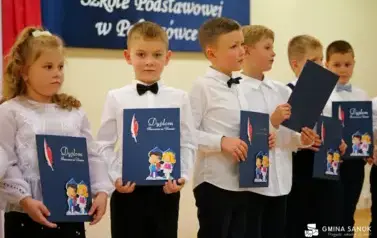 15 lat z Patronem oraz pasowanie na ucznia &ndash; wyjątkowa uroczystość w Szkole Podstawowej im. Ignacego Łukasiewicza w Pakosz&oacute;wce 33
