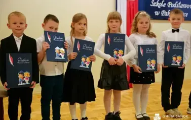 15 lat z Patronem oraz pasowanie na ucznia &ndash; wyjątkowa uroczystość w Szkole Podstawowej im. Ignacego Łukasiewicza w Pakosz&oacute;wce 34