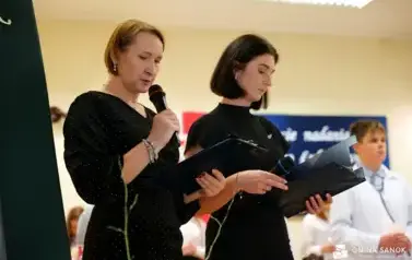 15 lat z Patronem oraz pasowanie na ucznia &ndash; wyjątkowa uroczystość w Szkole Podstawowej im. Ignacego Łukasiewicza w Pakosz&oacute;wce 38