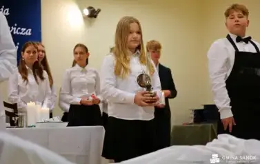 15 lat z Patronem oraz pasowanie na ucznia &ndash; wyjątkowa uroczystość w Szkole Podstawowej im. Ignacego Łukasiewicza w Pakosz&oacute;wce 39