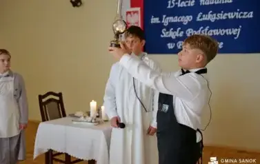 15 lat z Patronem oraz pasowanie na ucznia &ndash; wyjątkowa uroczystość w Szkole Podstawowej im. Ignacego Łukasiewicza w Pakosz&oacute;wce 45