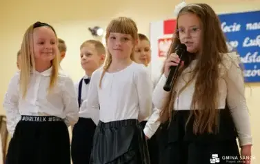 15 lat z Patronem oraz pasowanie na ucznia &ndash; wyjątkowa uroczystość w Szkole Podstawowej im. Ignacego Łukasiewicza w Pakosz&oacute;wce 49