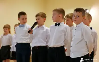 15 lat z Patronem oraz pasowanie na ucznia &ndash; wyjątkowa uroczystość w Szkole Podstawowej im. Ignacego Łukasiewicza w Pakosz&oacute;wce 51