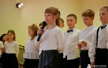 15 lat z Patronem oraz pasowanie na ucznia &ndash; wyjątkowa uroczystość w Szkole Podstawowej im. Ignacego Łukasiewicza w Pakosz&oacute;wce 53