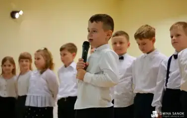 15 lat z Patronem oraz pasowanie na ucznia &ndash; wyjątkowa uroczystość w Szkole Podstawowej im. Ignacego Łukasiewicza w Pakosz&oacute;wce 54