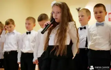 15 lat z Patronem oraz pasowanie na ucznia &ndash; wyjątkowa uroczystość w Szkole Podstawowej im. Ignacego Łukasiewicza w Pakosz&oacute;wce 55