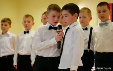 15 lat z Patronem oraz pasowanie na ucznia &ndash; wyjątkowa uroczystość w Szkole Podstawowej im. Ignacego Łukasiewicza w Pakosz&oacute;wce 56