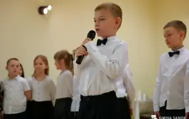 15 lat z Patronem oraz pasowanie na ucznia &ndash; wyjątkowa uroczystość w Szkole Podstawowej im. Ignacego Łukasiewicza w Pakosz&oacute;wce 57