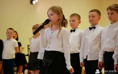 15 lat z Patronem oraz pasowanie na ucznia &ndash; wyjątkowa uroczystość w Szkole Podstawowej im. Ignacego Łukasiewicza w Pakosz&oacute;wce 58