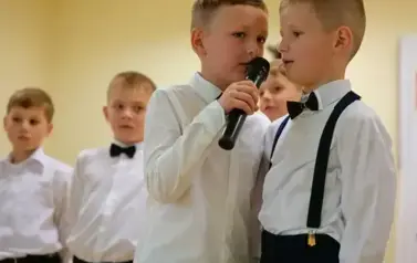 15 lat z Patronem oraz pasowanie na ucznia &ndash; wyjątkowa uroczystość w Szkole Podstawowej im. Ignacego Łukasiewicza w Pakosz&oacute;wce 60