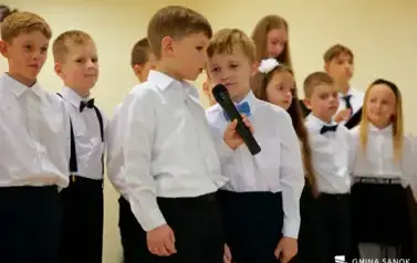 15 lat z Patronem oraz pasowanie na ucznia &ndash; wyjątkowa uroczystość w Szkole Podstawowej im. Ignacego Łukasiewicza w Pakosz&oacute;wce 61
