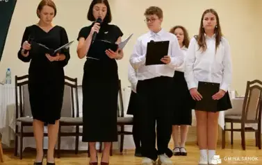 15 lat z Patronem oraz pasowanie na ucznia &ndash; wyjątkowa uroczystość w Szkole Podstawowej im. Ignacego Łukasiewicza w Pakosz&oacute;wce 69