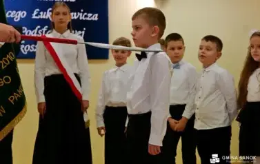 15 lat z Patronem oraz pasowanie na ucznia &ndash; wyjątkowa uroczystość w Szkole Podstawowej im. Ignacego Łukasiewicza w Pakosz&oacute;wce 71