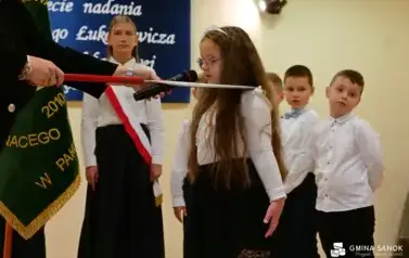 15 lat z Patronem oraz pasowanie na ucznia &ndash; wyjątkowa uroczystość w Szkole Podstawowej im. Ignacego Łukasiewicza w Pakosz&oacute;wce 72