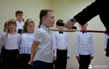 15 lat z Patronem oraz pasowanie na ucznia &ndash; wyjątkowa uroczystość w Szkole Podstawowej im. Ignacego Łukasiewicza w Pakosz&oacute;wce 74