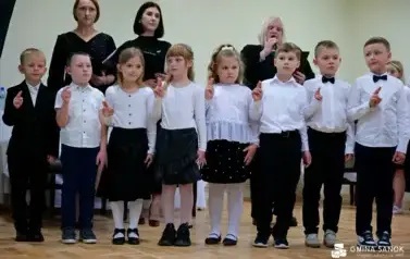 15 lat z Patronem oraz pasowanie na ucznia &ndash; wyjątkowa uroczystość w Szkole Podstawowej im. Ignacego Łukasiewicza w Pakosz&oacute;wce 77
