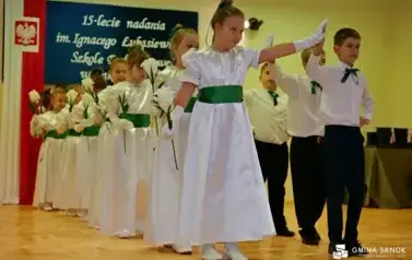 15 lat z Patronem oraz pasowanie na ucznia &ndash; wyjątkowa uroczystość w Szkole Podstawowej im. Ignacego Łukasiewicza w Pakosz&oacute;wce 81