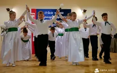 15 lat z Patronem oraz pasowanie na ucznia &ndash; wyjątkowa uroczystość w Szkole Podstawowej im. Ignacego Łukasiewicza w Pakosz&oacute;wce 82
