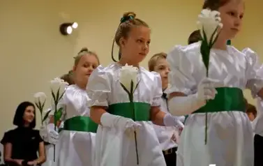 15 lat z Patronem oraz pasowanie na ucznia &ndash; wyjątkowa uroczystość w Szkole Podstawowej im. Ignacego Łukasiewicza w Pakosz&oacute;wce 84