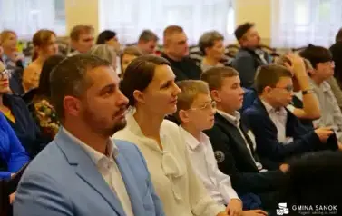15 lat z Patronem oraz pasowanie na ucznia &ndash; wyjątkowa uroczystość w Szkole Podstawowej im. Ignacego Łukasiewicza w Pakosz&oacute;wce 86
