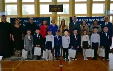 Pasowanie na ucznia i Dzień Edukacji Narodowej w Szkole Podstawowej w Strachocinie 1