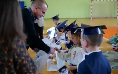 Pasowanie na ucznia i Dzień Edukacji Narodowej w Szkole Podstawowej w Strachocinie 6