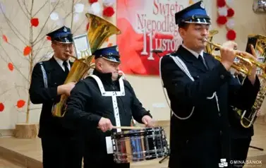 Patriotyczne obchody Święta Niepodległości w Falej&oacute;wce 75