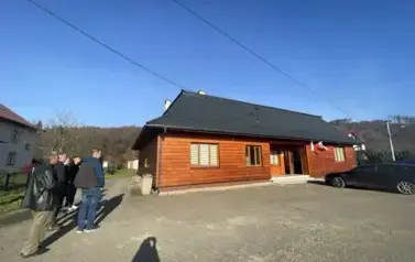 Odnowiona elewacja Wiejskiego Domu Kultury w Dębnej &ndash; inwestycja zakończona 2