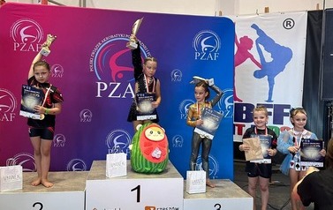 Sukces uczennic ze Szkoły Podstawowej w Srogowe G&oacute;rnym podczas zawod&oacute;w gimnastycznych World Grand Prix Fit Kids w Rzeszowie 12