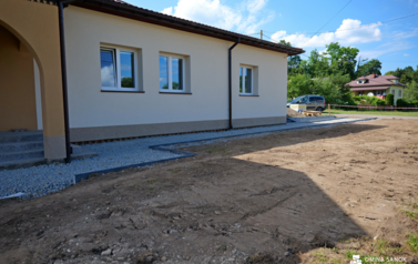 Trwa zagospodarowanie terenu przy Wiejskim Domu Kultury w Hłomczy 4