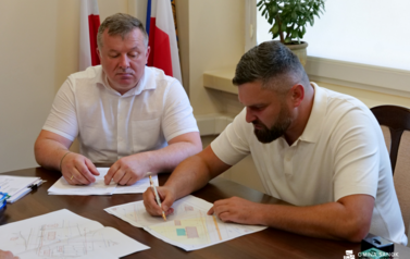 Rusza rozbudowa Szkoły Podstawowej w Pakosz&oacute;wce. Podpisano umowę na realizację inwestycji 6