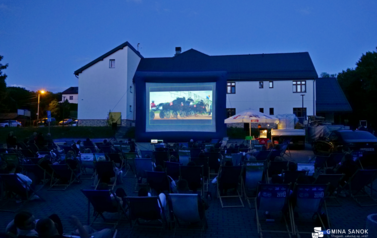 Wakacyjne kino plenerowe 2026 wystartowało. Raczkowa dziękujemy! 2