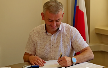 Rusza budowa sieci wodociągowej w Trepczy! W&oacute;jt Gminy Sanok podpisał umowę z wykonawcą 6