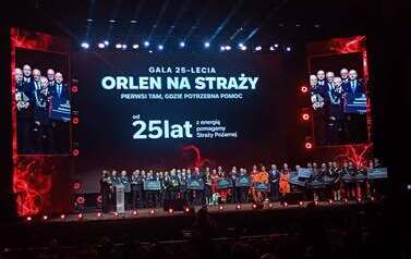 Strażacy z Gminy Sanok wyr&oacute;żnieni podczas jubileuszowej gali programu ORLEN &bdquo;Na Straży&rdquo; 2