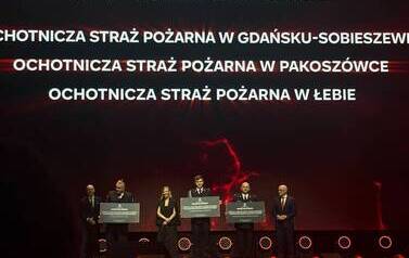 Strażacy z Gminy Sanok wyr&oacute;żnieni podczas jubileuszowej gali programu ORLEN &bdquo;Na Straży&rdquo; 4