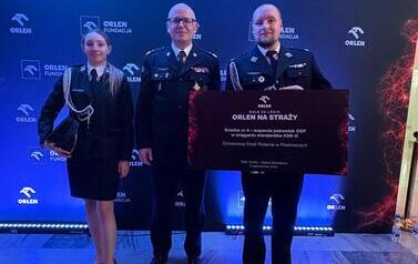 Strażacy z Gminy Sanok wyr&oacute;żnieni podczas jubileuszowej gali programu ORLEN &bdquo;Na Straży&rdquo; 5