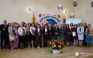Dyrektorzy i nauczyciele szk&oacute;ł z Gminy Sanok z nagrodami W&oacute;jta z okazji Dnia Edukacji Narodowej! 1