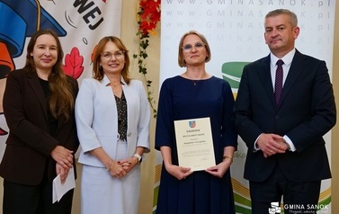 Dyrektorzy i nauczyciele szk&oacute;ł z Gminy Sanok z nagrodami W&oacute;jta z okazji Dnia Edukacji Narodowej! 2